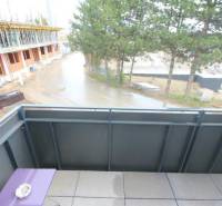 Unvollendete Objekte und Bäume in der Broskyňová-Straße in Rovinka, Blick aus einer Einzimmerwohnung.