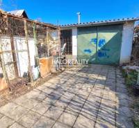 Außenbereich mit Schuppen bei der Hütte in Poltár auf einem sonnigen Hof.