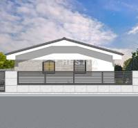 Bungalow mit Zaun, Garten und grünem Rasen, Einfamilienhaus.