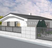 Ein Einfamilienhaus mit einem schrägen Dach, einem eleganten Zaun, umgeben von Grünflächen und einem Gehweg.