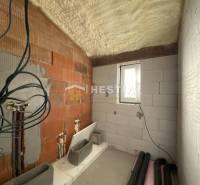 Innenraum eines im Bau befindlichen Badezimmers in einem Einfamilienhaus mit Vorbereitung für Installationen.