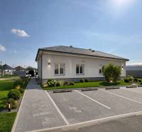 Ein Einfamilienhaus in Zemianska Olča mit Garten, Parkplatz und gepflastertem Gehweg.