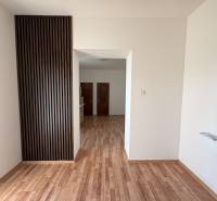 Innenraum eines Einfamilienhauses mit Holzboden und Wandverkleidung aus Holz.