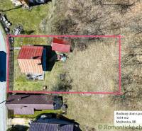 Eine Hütte in Moštenica mit rotem Dach, umgeben von einem Grundstück mit einer Größe von 1054 m².