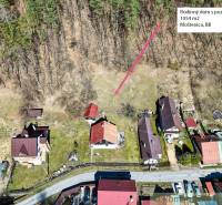 Luftaufnahme einer Hütte mit Grundstück in Moštenica am Waldrand.