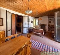 Küche in einer Hütte mit Holzdecke und rustikalen Möbeln.