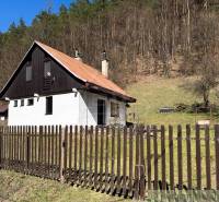 Eine Hütte in Moštenica, umgeben von einem Zaun und Wald, eingebettet in die Natur.