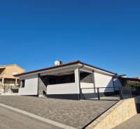 Einfamilienhaus in der Mulo-Straße in Vrsi mit befestigtem Hof und Tor.