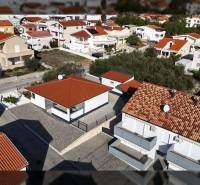 Luftaufnahme von Einfamilienhäusern in der Straße Mulo in Vrsi mit roten Dächern.