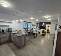 Küche und Wohnzimmer mit Holzboden in einem Einfamilienhaus.