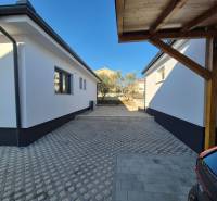 Schön gestaltete Zufahrt zu einem Einfamilienhaus in der Straße Mulo in Vrsi.