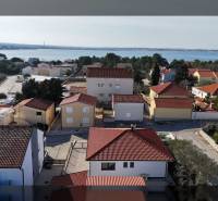 Luftaufnahme von Einfamilienhäusern in der Straße Mulo in Vrsi mit Blick auf das Meer.