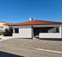 Ein Einfamilienhaus in der Mulo-Straße in Vrsi mit einem Terrakottadach und einem gepflasterten Hof.