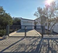 Ein Einfamilienhaus in Vrsi in der Straße Mulo mit Tor, Pflastersteinen und Grünflächen.