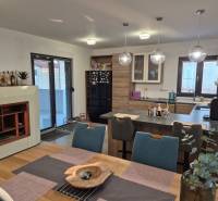 Küche in einem Einfamilienhaus mit Esstisch und Boden in Holzoptik.