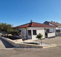 Das Einfamilienhaus in der Stadt Vrsi in der Straße Mulo hat ein rotes Dach und Steinmauern.