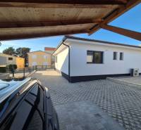 Ein Einfamilienhaus in der Mulo-Straße in Vrsi mit befestigter Zufahrtsfläche und einem Dach aus Holz.