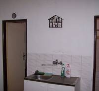 Küche mit hängendem Abtropfgestell neben dem Waschbecken in einer 2-Zimmer-Wohnung.