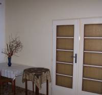 Innenraum einer 2-Zimmer-Wohnung mit Esstisch und Glastüren.