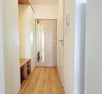 Innenansicht eines Studios mit Spiegel und Holzboden.