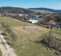 Grundstücke - Wohnen in Papradno, umgeben von Landschaft, sichtbare Einfamilienhäuser und Straße.