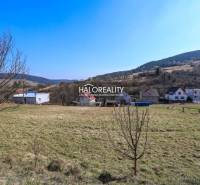 Grundstücke zum Wohnen in Papradno mit Blick auf die Hügel und in der Ferne gelegene Einfamilienhäuser.