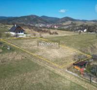 Grundstücke für Wohnzwecke in Papradno, umgeben von malerischer Landschaft und Hügeln.