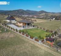 Grundstücke - Wohnen in Papradno mit Haus, Garten und Blick auf die umliegenden Berge.