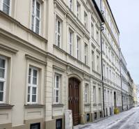 Verschneite Straße Konventná, Bratislava - Altstadt, mit historischen Fassaden der Gebäude.