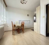 Esszimmer mit Holzboden, Tisch und Stühlen in einem Einfamilienhaus.