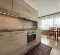 Küche in einem Einfamilienhaus mit Holzboden und Esstisch.