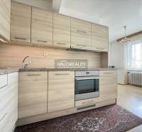 Eine Küche in einem Einfamilienhaus mit einem Boden in Holzoptik und einer modernen Küchenzeile.