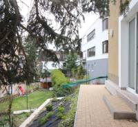 Gartenbereich einer Einzimmerwohnung in der Lichardova-Straße in Bratislava, Altstadt, mit Terrasse und Pflanzen.