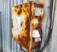 Rostiger Metallschrank mit Elektroinstallation an der Fassade in Nitra. Grundstücke - Gewerbe.