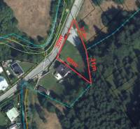 Grundstücksplan für Wohnbebauung in Makov, umgeben von Grünflächen und Straßen.