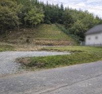 Hanggrundstück in der Gemeinde Makov mit Zufahrtsstraße und umliegendem Waldbestand. Grundstücke - Wohnen.