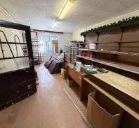 Innenraum eines Einfamilienhauses mit einem Lagerraum, Regalen und Holztüren.