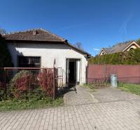 Ein Einfamilienhaus in der Farská-Straße in Horné Lefantovce, kleiner Hof, Vorgarten, Metallzaun.