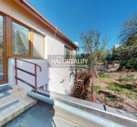 Ein Einfamilienhaus in Rimavská Sobota mit Terrasse und eingezäuntem Garten, geeignet zum Wohnen.