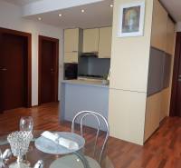 Essbereich und Küche in einer 3-Zimmer-Wohnung mit Holzboden.