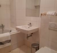 Badezimmer in einer 3-Zimmer-Wohnung mit Badewanne, Waschbecken und Toilette.