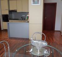 Küche und Essbereich in einer 3-Zimmer-Wohnung mit Holzboden-Dekor.