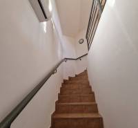 Innenräume von Geschäftsräumen mit Keramiktreppen und weißen Wänden.