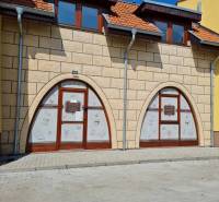 Geschäftsräume in der Kukučínova-Straße in Dunajská Streda mit stilisierten Schaufenstern.