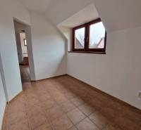 Innenraum von Geschäftsräumen mit Keramikboden und schräger Decke.