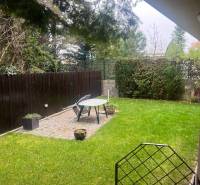 Garten eines Einfamilienhauses in der Mozartstraße in Bratislava - Altstadt mit Rasen und Terrasse.