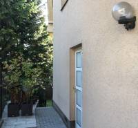 Ein Einfamilienhaus in der Mozartstraße in Bratislava - Altstadt mit gepflastertem Gehweg und Grünflächen.