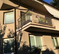 Ein Blick auf das Einfamilienhaus in der Mozartstraße in Bratislava - Altstadt mit sonniger Terrasse.