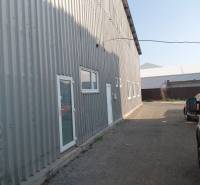 Lagerhallen und Lagerhäuser in Bratislava - Nové Mesto mit Blechfassade und Parkplatz.