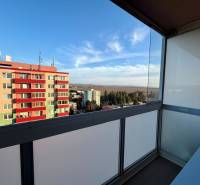 Blick vom Balkon eines Einzimmerapartments in der Štefánikova-Straße in Senica, Ausblick auf Plattenbauten.